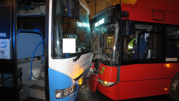 Trolejbus a autobus se srazily v pondl rno v centru eskch Budjovic.