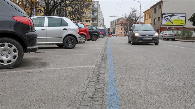 V Pekrensk ulici zaalo ze silnice rychle mizet vodorovn znaen  modr pruhy. Prvn ntr toti jet nen z dra a odolnj barvy, na tu se
dostane na jae, a to poas dovol.