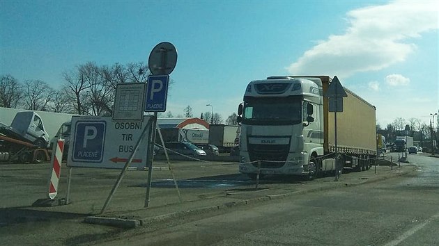 Velk plocha mezi Kauflandem a vstavitm v eskch Budjovicch se postupn promn v jedno ob zchytn parkovit pro stovky aut.