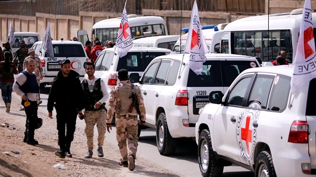 Konvoj 46 voz projd checkpointem v Damaku a m do syrsk Ghty. (5. bezna 2018)