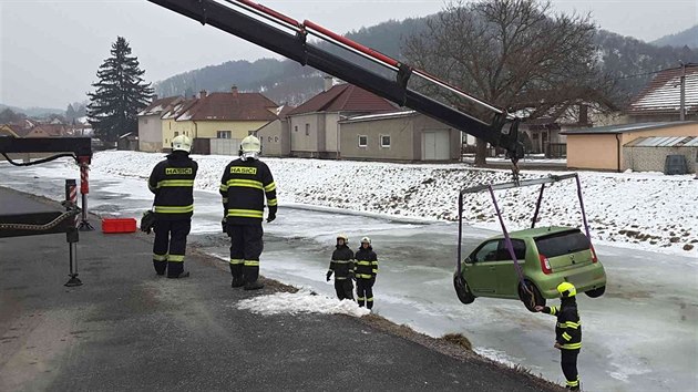 Hasii v Dolnch Loukch vyprostili auto, kter po nehod sjelo do eky a zstalo stt na silnm ledu.