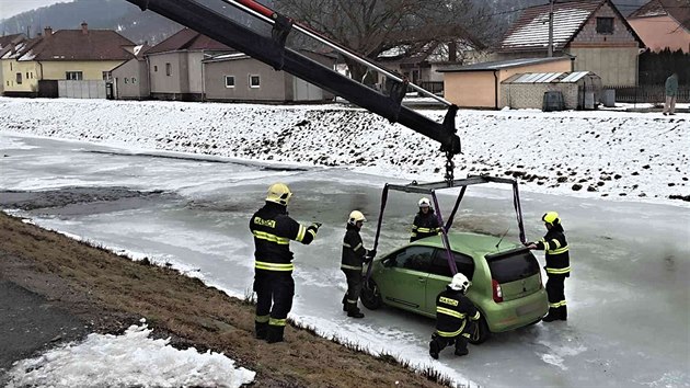 Hasii v Dolnch Loukch vyprostili auto, kter po nehod sjelo do eky a zstalo stt na silnm ledu.