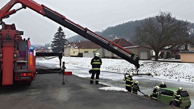 Hasii v Dolnch Loukch vyprostili auto, kter po nehod sjelo do eky a zstalo stt na silnm ledu.