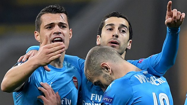 Fotbalist Arsenalu se raduj z glu v osmifinle Evropsk ligy proti AC Miln, zleva Granit Xhaka, Henrik Mchitarjan a Jack Wilshere.