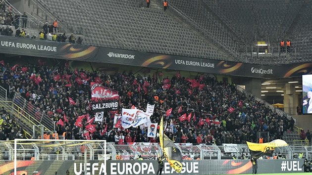 Sektor fanou�k� Salcburku a nad nimi tis�ce pr�zdn�ch m�st stadionu v Dortmundu p�i utk�n� Evropsk� ligy.
