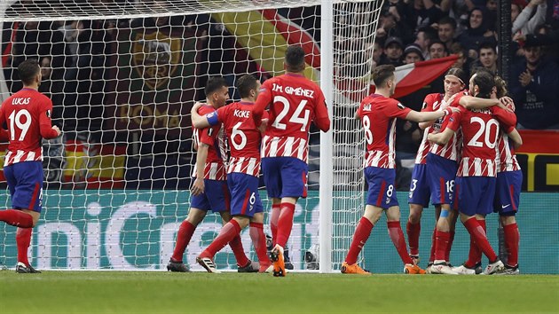 Fotbalisté Alétika Madrid se radují z gólu v utkání Evropské ligy proti Lokomotivu Moskva.