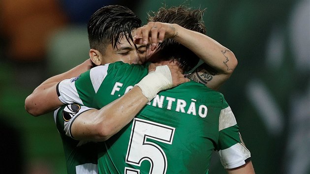 Frendy Montero a Fabio Coentrao ze Sportingu Lisabon se raduj pot, co Montero v zvru ple osmifinle Evropsk ligy proti Plzni skroval.