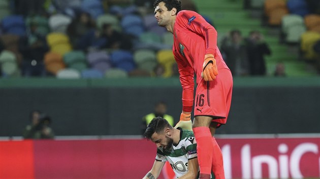 Plzesk brank Ale Hruka pomh na nohy Bryanu Ruizovi ze Sportingu v osmifinle Evropsk ligy.