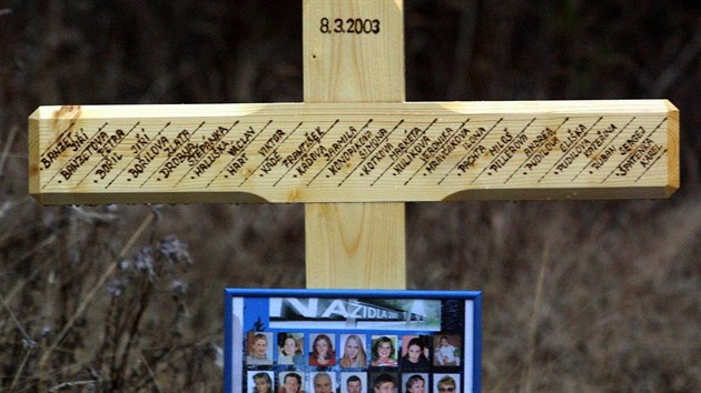 Původní kříž se jmény obětí u Nažidel později nahradilo dvacet balvanů.