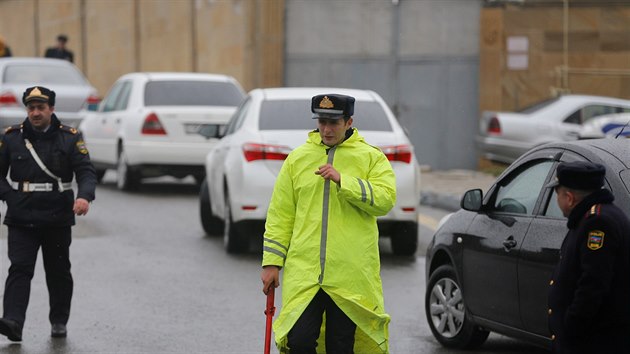 Policist hldkuj na cest, kter vede k rehabilitanmu centru pro drogov zvisl v Baku, kde vypukl por. (2. bezna 2018)
