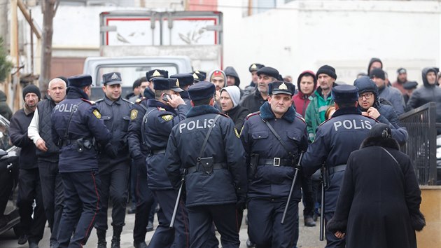 Policist hldkuj nedaleko rehabilitanho centra pro drogov zvisl v Baku, kde vypukl por. (2. bezna 2018)