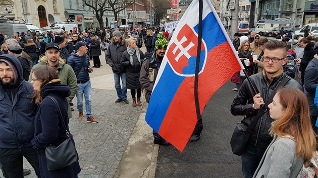 Na protivládní demonstraci v Bratislavě, kterou vyvolala vražda novináře Jána Kuciaka a jeho snoubenky, dorazili první protestující. (9. března 2018)
