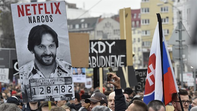 Lidé v Bratislavě protestují proti vládě a žádají nezávislé vyšetření vraždy slovenského novináře Jána Kuciaka a jeho snoubenky. (9. března 2018)