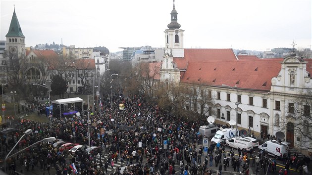 Lid v Bratislav protestuj proti vld a daj nezvisl proeten vrady...