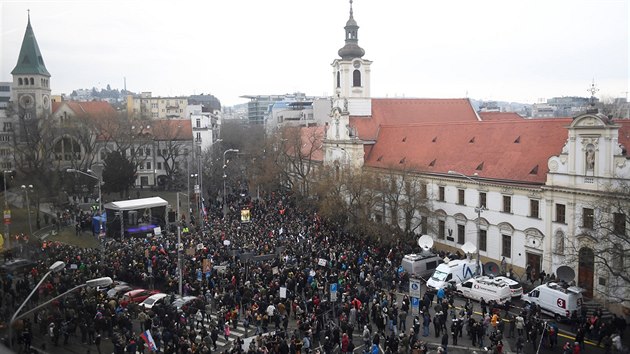 Lid v Bratislav protestuj proti vld a daj nezvisl proeten vrady novine Jna Kuciaka a jeho snoubenky. (9. bezna 2018)