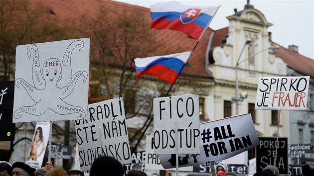 Lidé v Bratislavě demonstrovali proti vládě a žádali nezávislé vyšetření vraždy novináře Jána Kuciaka a jeho snoubenky. (9. března 2018)