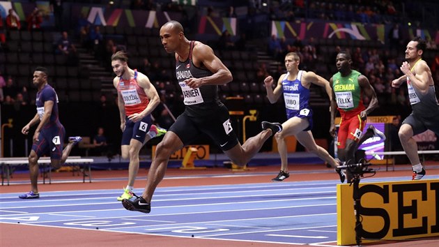 Damian Warner bhem edestky pekek. Za nm Jan Doleal.