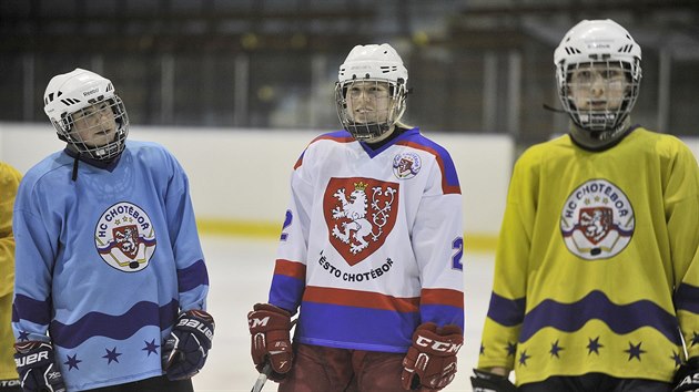 Nikol Nepokojov (uprosted) hraje hokej za mlad dorost v HC Chotbo. Treni o n tvrd, e nem absolutn dn problm prosadit se v ryze kluim kolektivu.