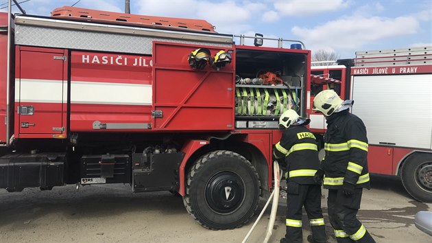 Hasii vyjdli k poru v obci Psry, kde v tamnm arelu hoely dva nkladn automobily