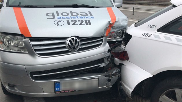 Pražský okruh na 16. kilometru ve směru na Ruzyni zablokovala nehoda dvou kamionů, dodávky a dvou osobních aut (02.03.2018)