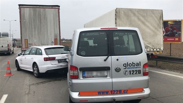 Pražský okruh na 16. kilometru ve směru na Ruzyni zablokovala nehoda dvou kamionů, dodávky a dvou osobních aut (02.03.2018)