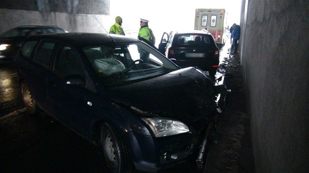 Dopravu v Praze komplikuje snh. Na namrzl vozovce v ulici Ryavho pod podjezdem silnici v ulici 5. kvtna bourala dv auta (6.3.2018)