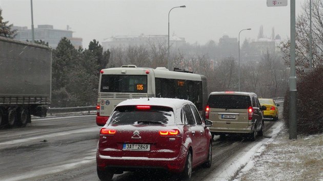 Dopravu v Praze komplikuje snh. Na namrzl vozovce uvzl autobus, kter se zlomil v kloubu.
 Na msto musel pijet sypa (6.3.2018)