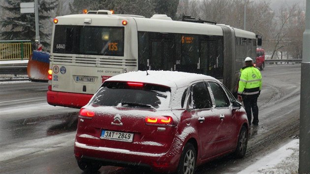 Dopravu v Praze komplikuje snh. Na namrzl vozovce uvzl autobus, kter se zlomil v kloubu.
 Na msto musel pijet sypa (6.3.2018)