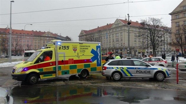 Chodce, kterho na Vtznm nmst srazila tramvaj, pevezli zchrani do stedn vojensk nemocnice s porannm hlavy (6.3.2018)