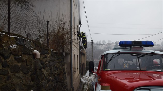 Pi poru v Novm Knn na Pbramsku museli hasii z patra domu zachrnit matku se temi dtmi (7.3.2018)