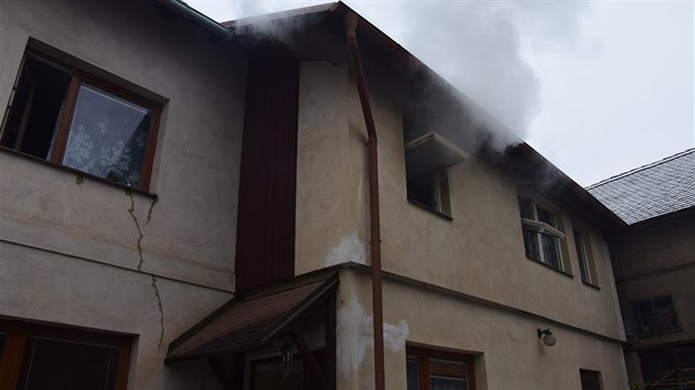 Pi poru v Novm Knn na Pbramsku museli hasii z patra domu zachrnit matku se temi dtmi (7.3.2018)