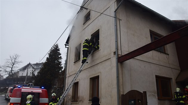 Pi poru v Novm Knn na Pbramsku museli hasii z patra domu zachrnit matku se temi dtmi (7.3.2018)