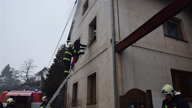 Pi poru v Novm Knn na Pbramsku museli hasii z patra domu zachrnit matku se temi dtmi (7.3.2018)