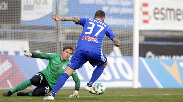 KLIKA KOLEM GLMANA. Olomouck tonk Jakub eznek odehrv m do protipohybu slovckho branke Milana Hei a vzpt potrest jeho chybu. Tenhle moment zpas rozhodl, Olomouc vyhrla 1:0.