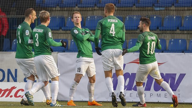 TYI GLY. Zpas ve Zln jabloneckm fotbalistm vyel pardn, v kadm poloase dali po dvou brankch a vyhrli jednoznan 4:0. Zato pro domc to byla dal tvrd rna, speciln pro jejich novho trenra Vlastimila Petrelu, kter k tmu v tdnu piel.