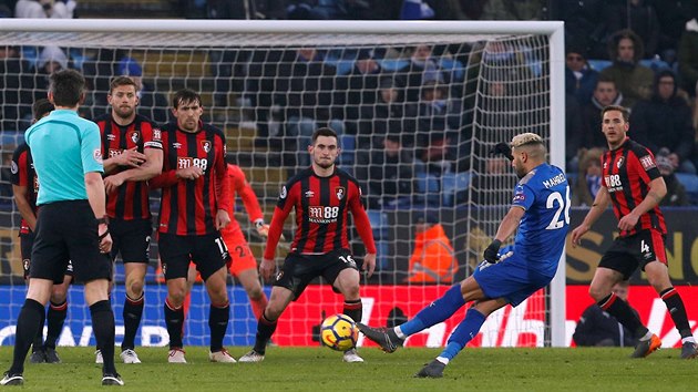 NÁPŘAH A ... GÓL! Rijád Mahriz uchránil fotbalisty Leicesteru od prohry v domácím zápase anglické ligy s Bournemouthem. V sedmé minutě nastaveného času skóroval z přímého kopu a srovnal skóre na 1:1.