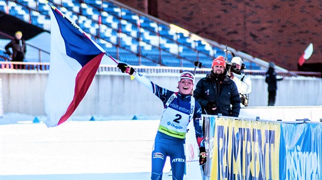 Markéta Davidová vítězí ve stíhacím závodu na juniorském světovém šampionátu v Otepää.