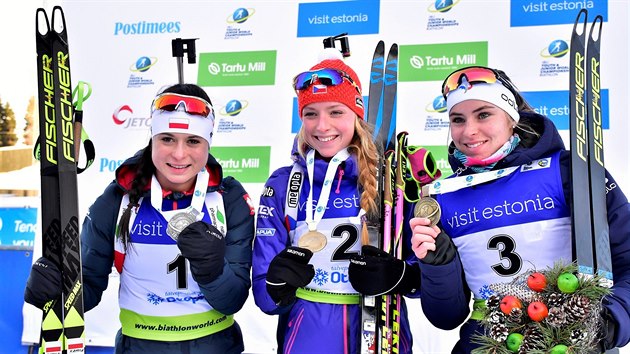 Markéta Davidová (uprostřed) po triumfu ve stíhacím závodu na juniorském světovém šampionátu v Otepää.