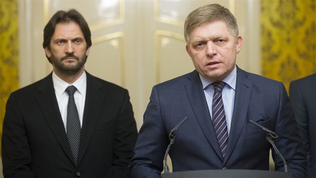 Slovensk premir Robert Fico a ministr vnitra Robert Kalik (vlevo)