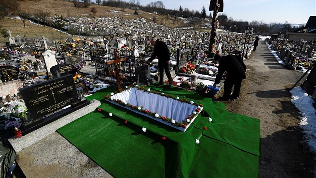 Zamstnanci pohebn sluby pipravuj hrob, ve kterm bude pochovn zavradn novin Jn Kuciak. (3. bezna 2018)