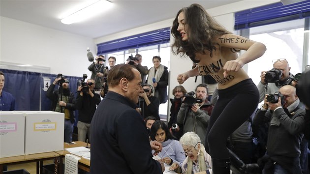 Polonah aktivistka hnut Femen ve volebn mstnosti skoila ped Silvia Berlusconiho. (4. 3. 2018)