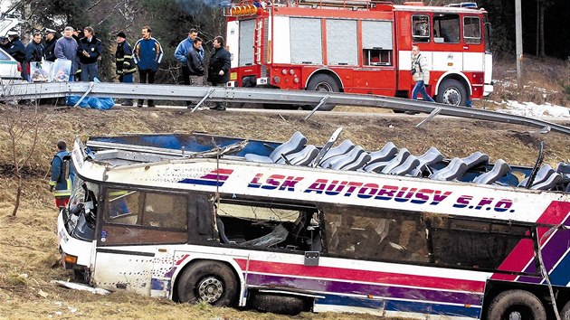 Havarovaný patrový autobus, ve kterém v březnu 2003 u Nažidel zemřelo 20 lidí.