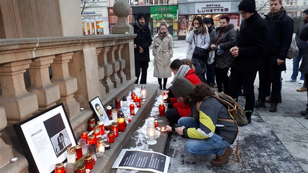 Památku zavražděného Jána Kuciaka a jeho snoubenky uctili i občané Ostravy. Na Masarykově náměstí v historickém jádru města se u sochy sv. Floriána sešly kolem 17. hodiny i v mrazivém počasí asi tři desítky lidí. (2. března 2018)