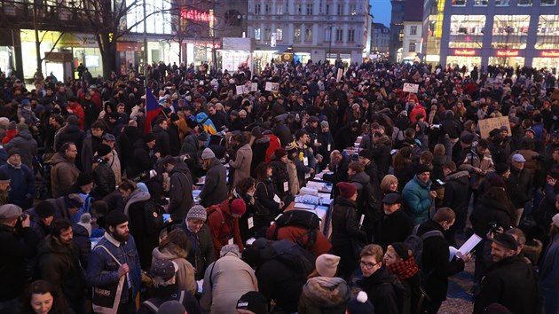 Lidé na pražském Václavském náměstí demonstrovali a podepisovali petici za odvolání Zdeňka Ondráčka. (5. března 2018)