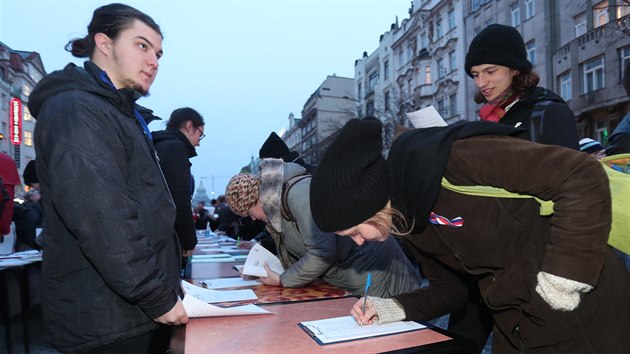 Lid na praskm Vclavskm nmst demonstrovali a podepisovali petici za odvoln Zdeka Ondrka. (5. bezna 2018)