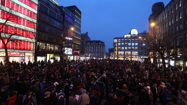 Lidé na pražském Václavském náměstí demonstrovali a podepisovali petici za odvolání Zdeňka Ondráčka. (5. března 2018)