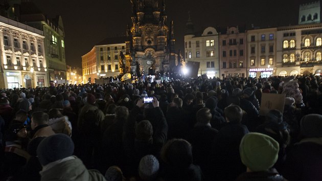 Protestn akce proti tomu, e byl komunista Zdenk Ondrek zvolen do ela parlamentn komise pro kontrolu GIBS, se konaly i v Olomouci. (5. bezna 2018)