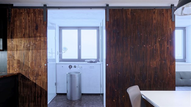 Masivn posuvn vrata ze staenho deva dovoluj prostor variabiln rozdlovat, a vytvoit tak dal samostatnou lonic i ukrt do soukrom sprchov kout a WC.