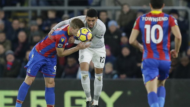 Alexander Sorloth (vlevo) v souboji s Chrisem Smallingem z Manchesteru United.