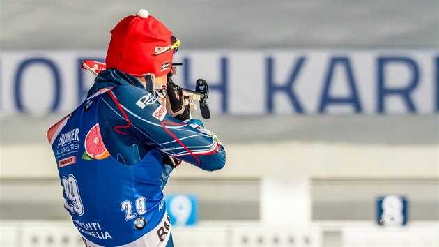 Český biatlonista Ondřej Moravec při nástřelu před sprintem v Kontiolahti.